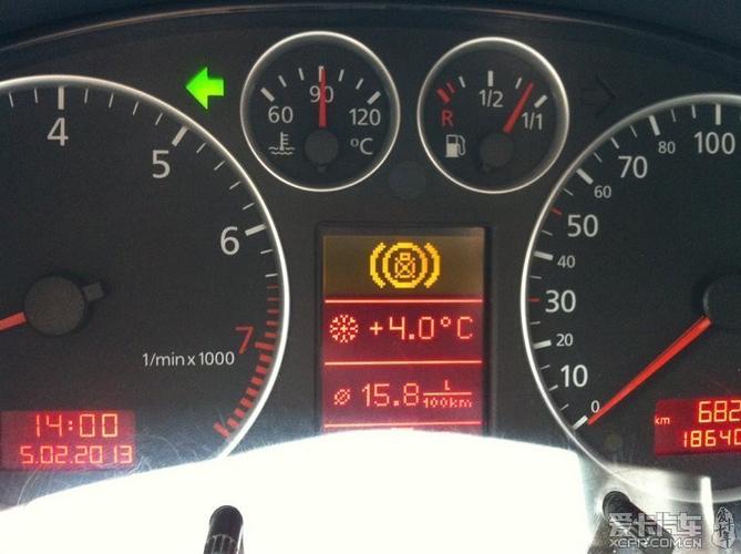 奥迪a6 刹车后 出现的警示灯.什么意思?