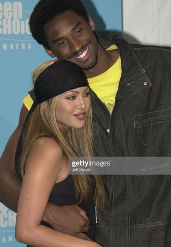 追忆往昔!科比与瓦妮莎20年前的照片惹人泪目,当时他们都很青春