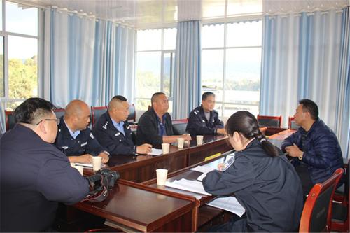 云南临沧市公安局交警支队罗光良支队长深入云县调研农村道路交通安全