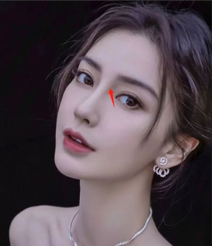 而baby这么好看的,鼻子,其中不可不提的就是完美的眉心三角区和双c线.