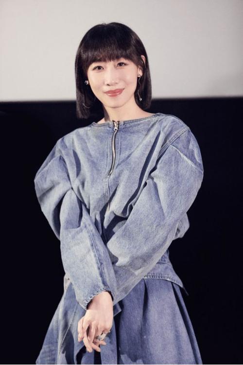 在他乡女主任素汐整容式穿搭展现气质时尚中透露温柔