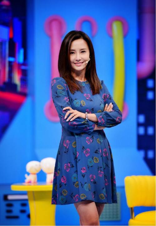 吴奇隆前妻马雅舒状态真好,穿印花连衣裙录节目,坐姿优雅腿又美