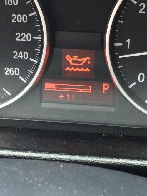 问:宝马x1时尚款这图是不是却机油了,还有加什么样的机油合适