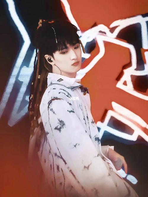 严浩翔_严浩翔_壁纸_娱乐_明星娱乐资讯