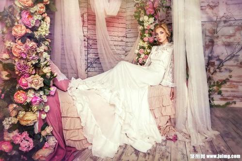 坐在床上的美丽新娘