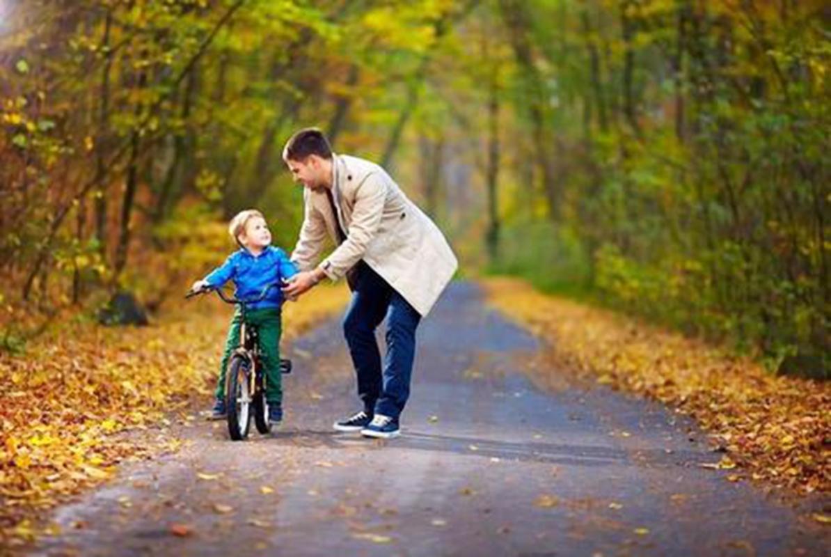 爸爸逃避带娃,咋办?改变男性观念,"持久战"让爸爸爱上育儿