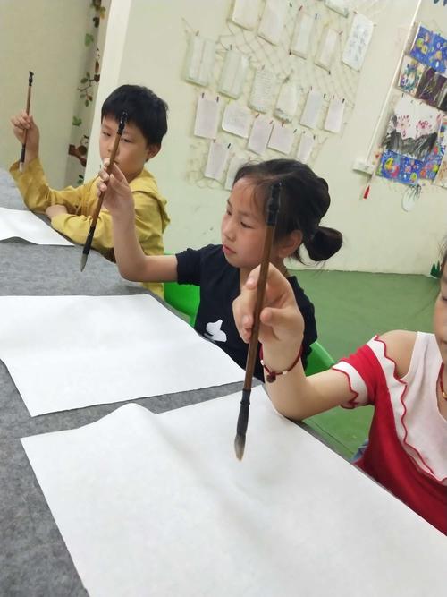 练笔画线条是重要的画画步骤,可以让小朋友的手腕更有力哦,在控制毛笔