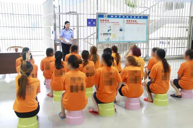 女嫌疑犯进看守所必须裸检吗在监室里穿什么衣服