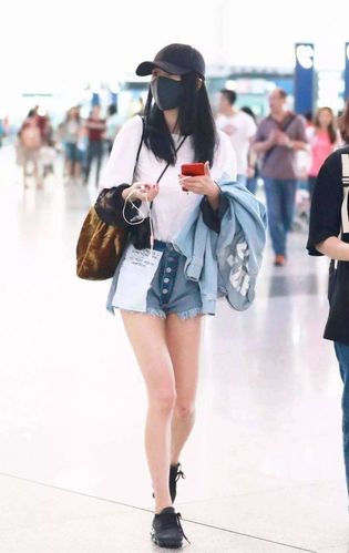 杨幂身材火到什么程度?机场穿露腰装,网友:看腰和腿就