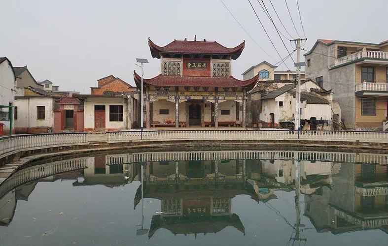 在港西村村干部李祥贵的带领下,我院师生实践团队以李清塔,红十五军