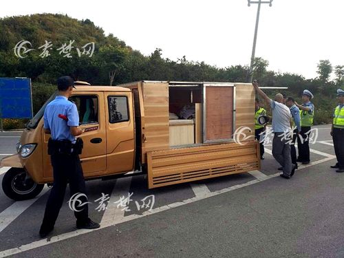 退休老汉欲圆游玩梦 三轮改"房车"刚上路就被查