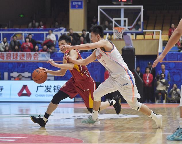 12月22日,浙江稠州银行队球员赖俊豪(后)在四川五粮金樽队球员汉斯