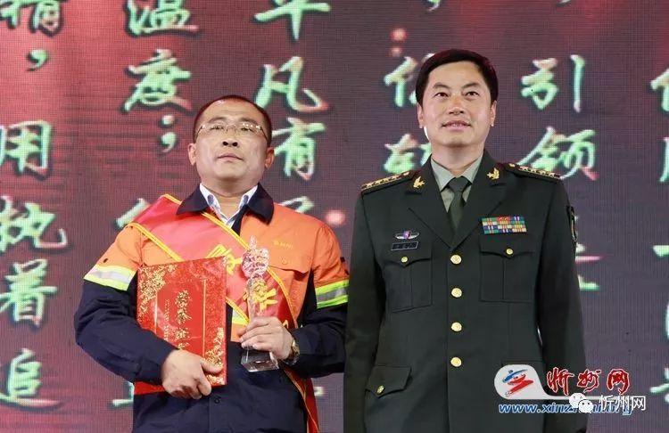 市委常委,忻州军分区政委刘瑞生为"忻州最美职工"胡耀山颁奖