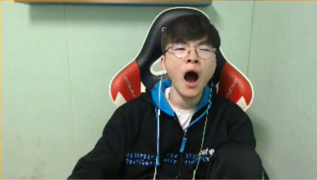 faker直播被skt新上单带飞,李哥直呼我躺赢了?这个表情