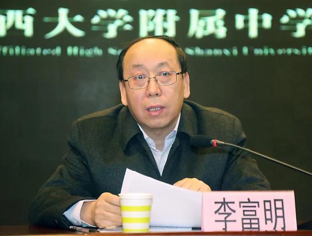 李富明书记对刘伟同志的辛勤付出表示衷心感谢,对李奋平,李彩萍同志的