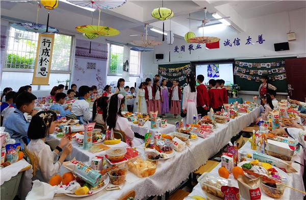 长沙雨花区枫树山大桥小学清竹中队迎来期盼已久的汉服美食节