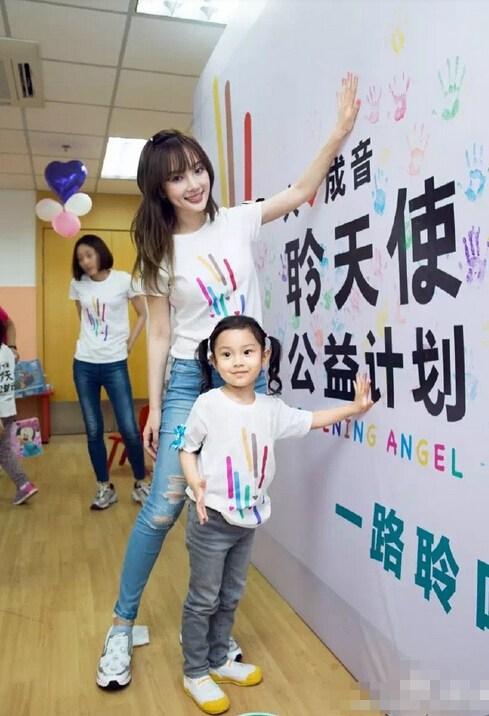 人美心善!李小璐与甜馨做公益