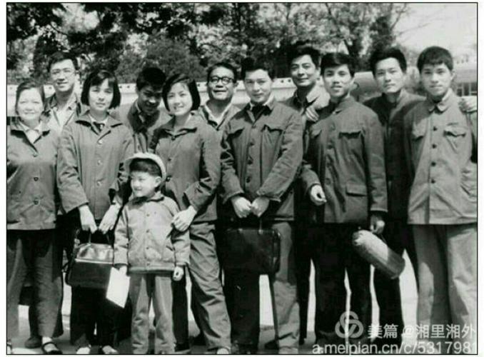 年,文革时期《春苗》剧组部分演职员生活照演员李秀明,高宝成,导演