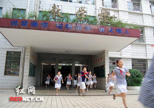 长沙育才小学演练应急避险 2分45秒疏散1400名学生