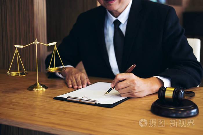 法官槌与司法律师, 商人在西装或律师工作的文件.
