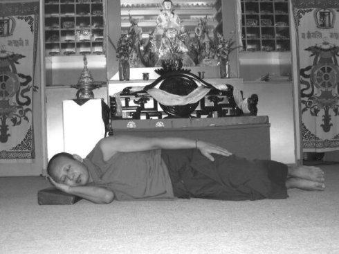 什么是吉祥卧?这种卧式有哪些功德?在入睡之前,有哪四点需要