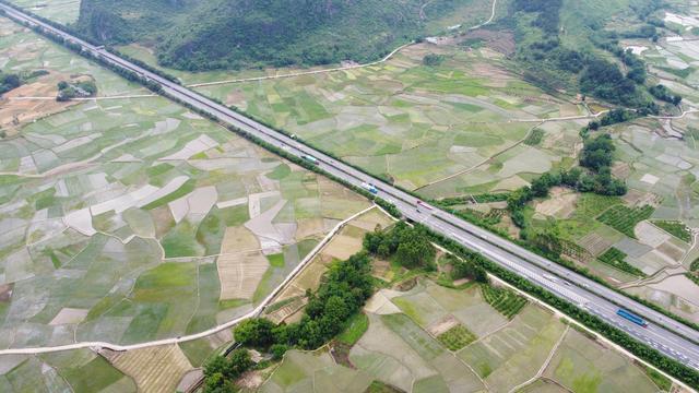这是广西贺州市钟山县回龙镇的田园风光(5月7日无人机照片).