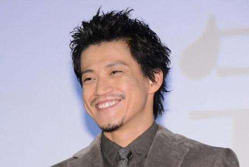 当小鲜肉变成大叔,小李子胖了,小栗旬老了,只有他走上