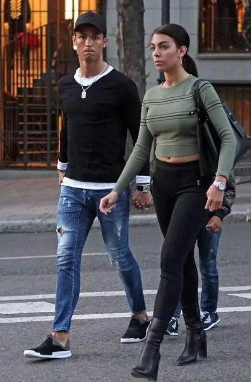 c罗求婚成功?乔治娜穿拼接连衣裙大秀身材,c罗秒变迷弟看直眼