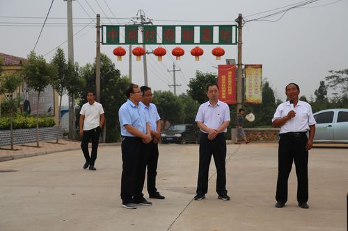 仰韶镇中涧村支书邹中生讲解该村花椒产业发展情况