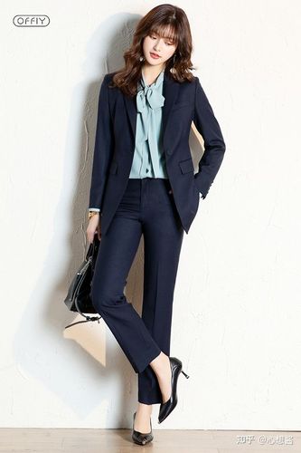 1.搭配:女生西装经典搭配就是西装 衬衫 西装裤/半裙.