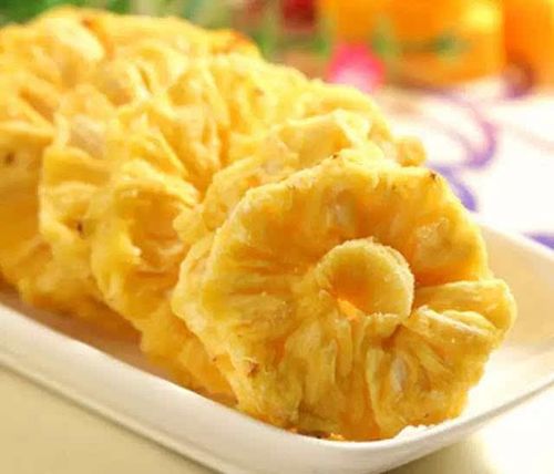 浸泡10分钟 淋干水分,放入烤箱 100度低温,烤大概3个小时 花形菠萝圈