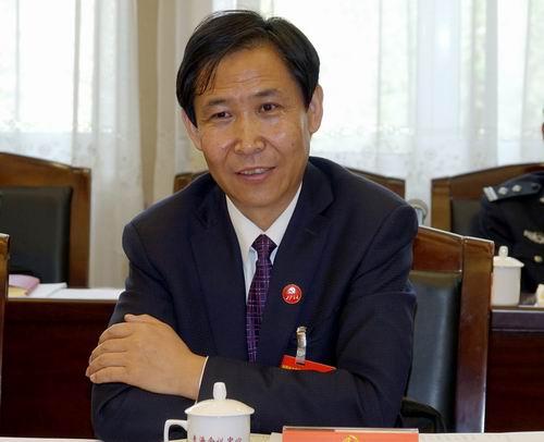 孟海在审议省十三次党代会工作报告时表示:"跳起来摘桃子"海西州为"一