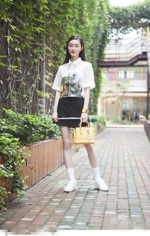 宋轶这一身街拍最大的亮点就在于白色的袜子呼应了白色上衣,整体更显