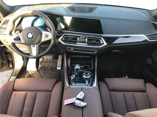 宝马x5内饰一如既往地动人,高品质的材料,坚固的装配和出色的做工