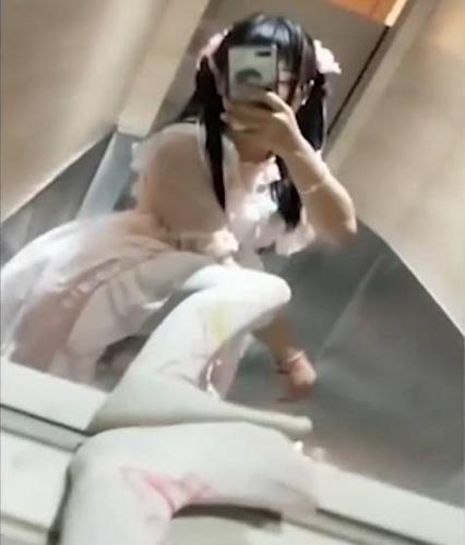 土味lo娘这是什么操作尬舞劈叉还不够还要逢人就掀裙子