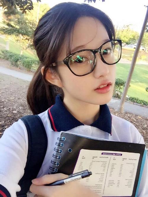 从小我就喜欢戴眼镜的女孩子,我也不知道为什么!