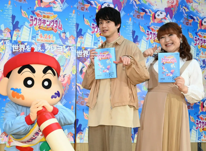 组图山田裕贵首次担任动画声优与蜡笔小新搞怪同框