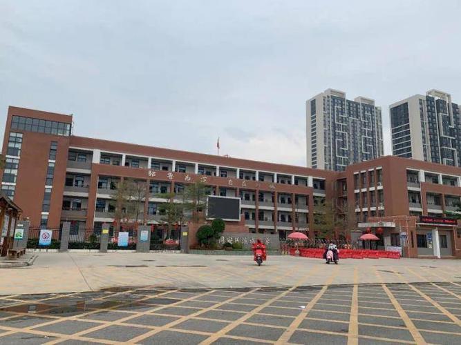 此外,片区内已有滨城小学和滨城中学等.