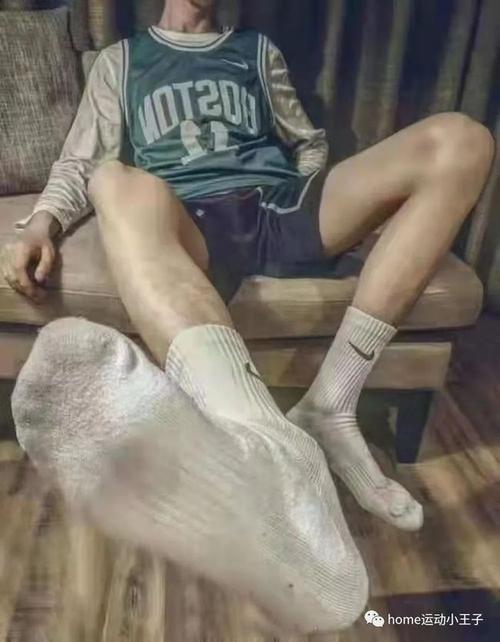 体育生男生穿过的臭白色运动袜子在网上怎么成了抢手货