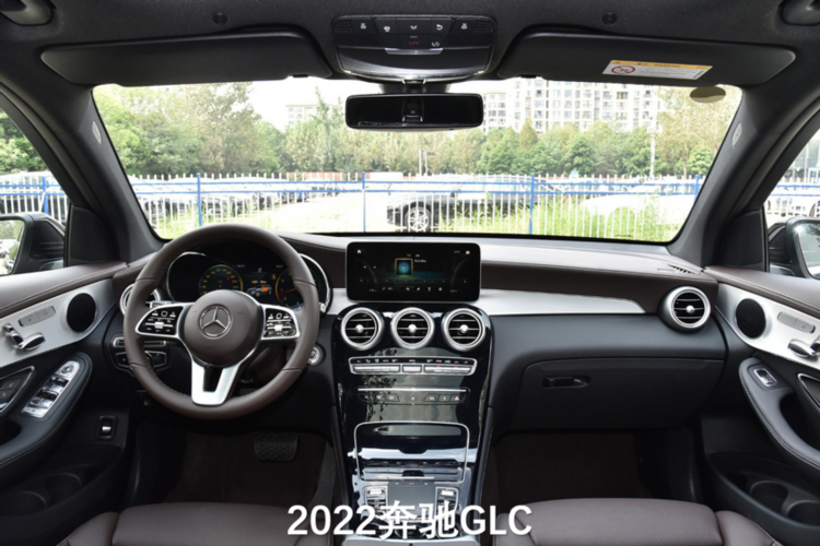 glc外,奔驰的gle,glb乃至gla均已换装了奔驰时下最新的「大尺寸连屏」