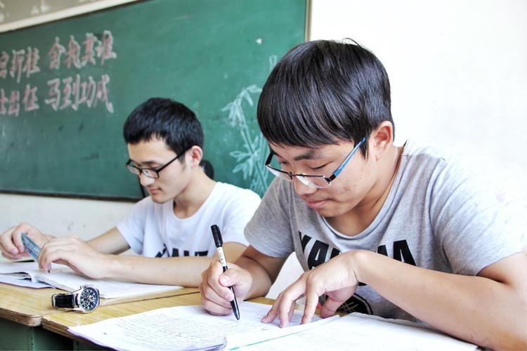 十年寒窗苦读日 只盼金榜题名时