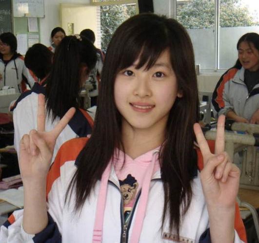 1993年章泽天出生于南京一个富裕家庭,父亲章丽厚是南京航空航天大学