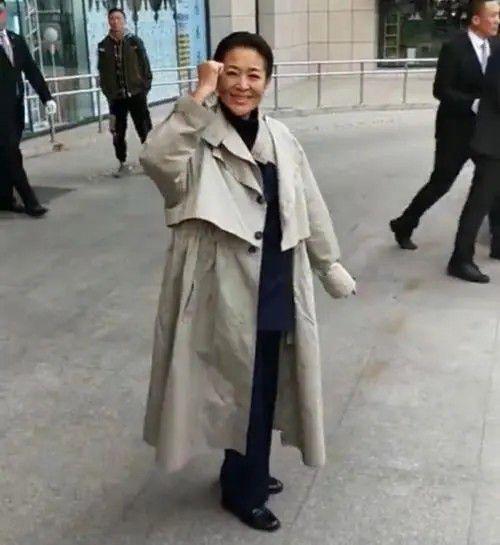 但是对身高的要求高,压个子又显矮,倪萍身高173