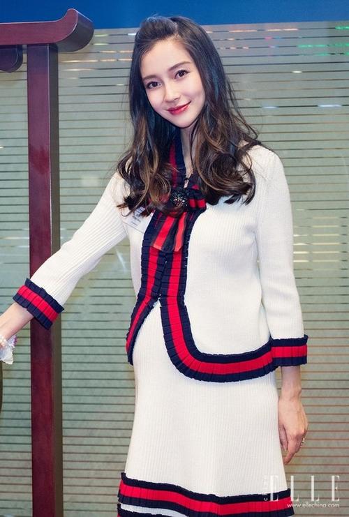 这张照片baby的孕肚已经非常明显,根根分明的睫毛显得眼睛很有神.