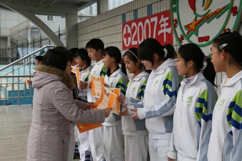 北京八一中学的校服是什么样的