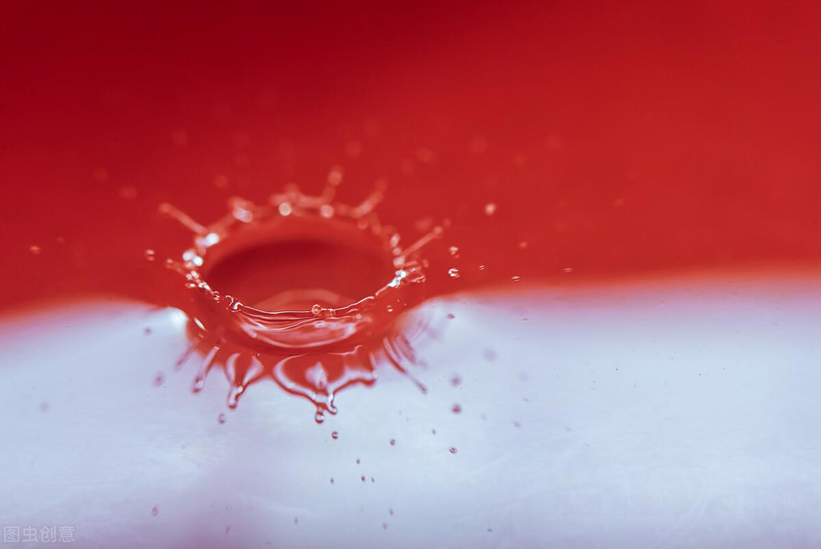 如果发现手套上染有暗红色血液,提示大肠内有引起出血的病灶,比如息肉