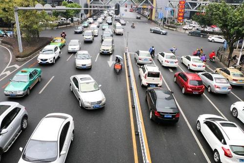 车流量不大,也没发生交通事故,为何国内马路上还是总
