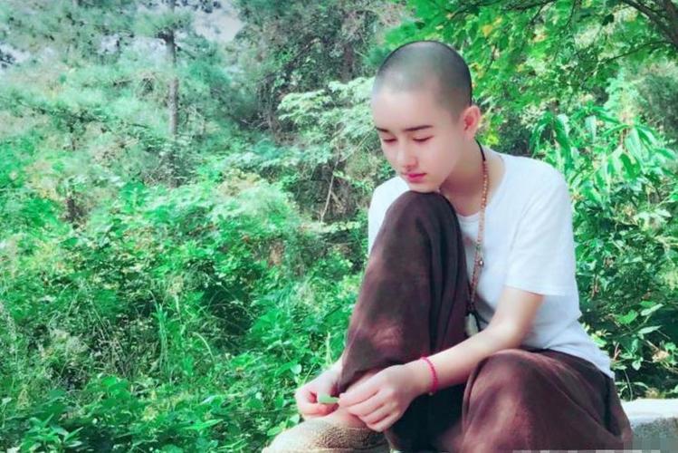 22岁美女剃光头晒佛系生活,引170万网友围观,琴棋书画