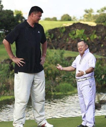 要说娱乐圈中哪位明星的个子最矮,首要想到的便是曾志伟和潘长江了