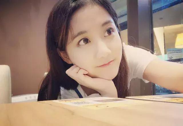 李艺彤诉说悲惨境遇,网友眼睛却挪不开了!23岁的她身材太好了